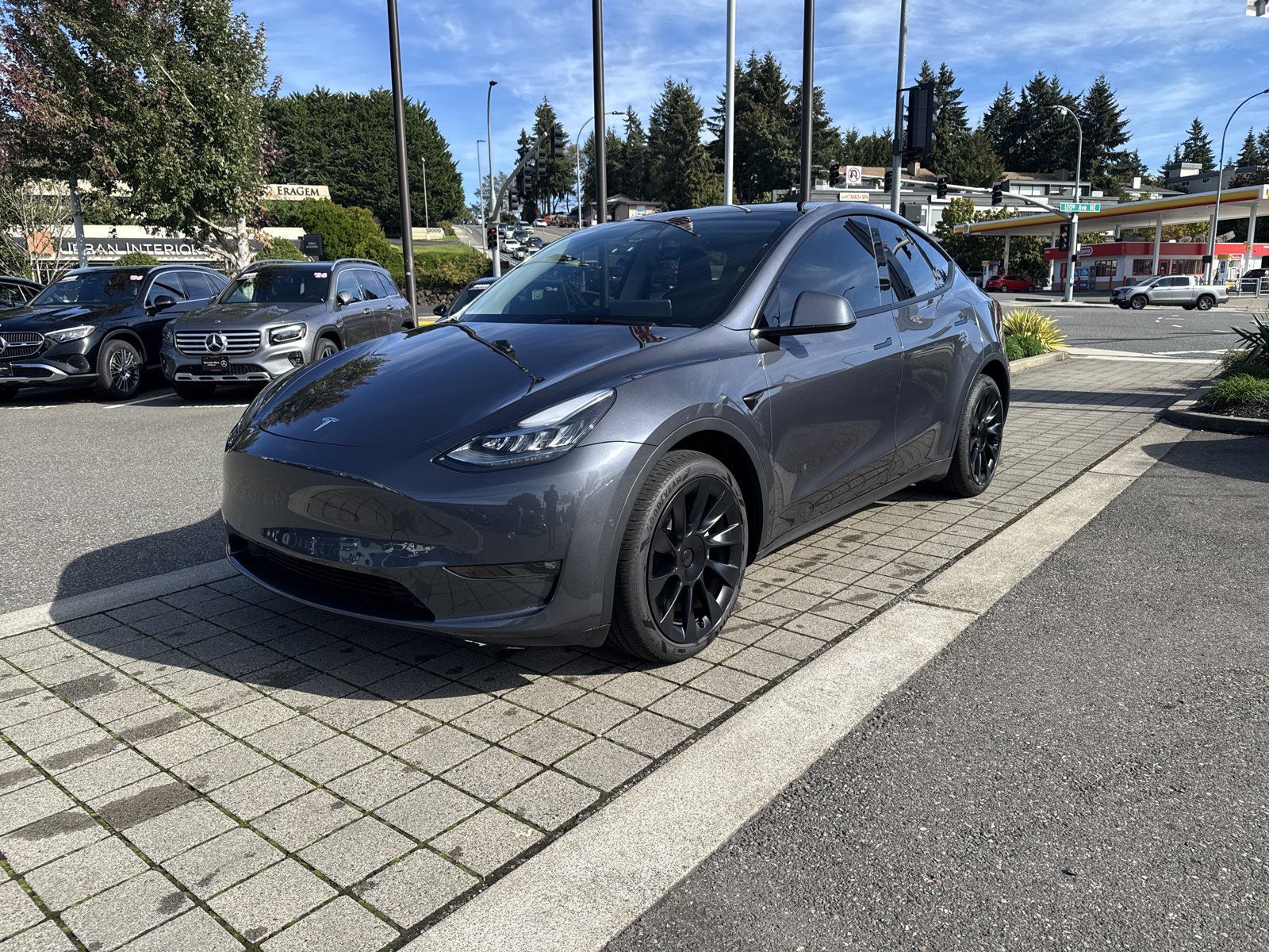 Used 2022 Tesla Model Y Long Range AWD/4WD image 1