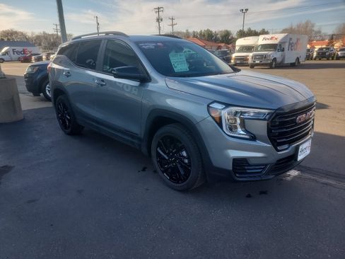 Used 2024 GMC Terrain SLE w/ Driver Convenience Package image 1