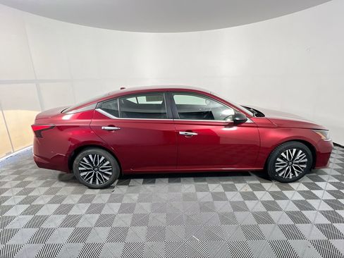 Used 2024 Nissan Altima 2.5 SV FWD image 2