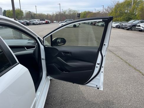 Used 2025 Toyota Corolla LE image 31