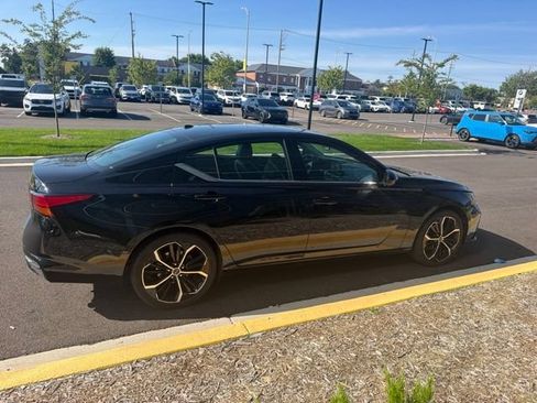 Used 2024 Nissan Altima 2.5 SR FWD image 11