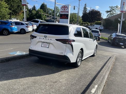 Certified 2024 Toyota Sienna LE AWD/4WD image 6