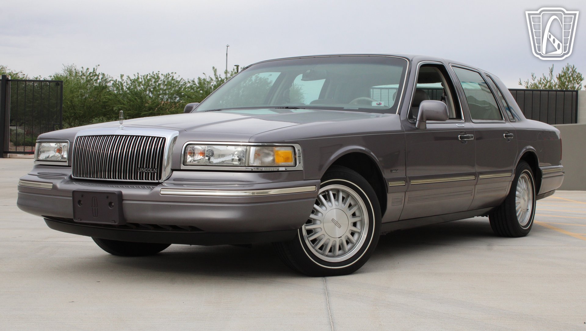 Used 1996 Lincoln Town Car Signature RWD image 2