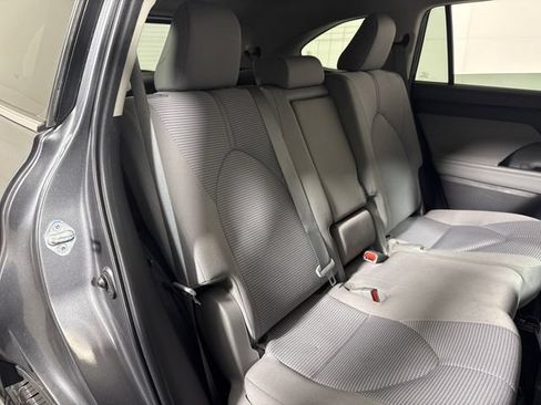 Used 2022 Toyota Highlander LE AWD/4WD image 15