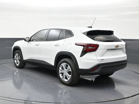 Used 2026 Chevrolet Trax LS FWD image 3