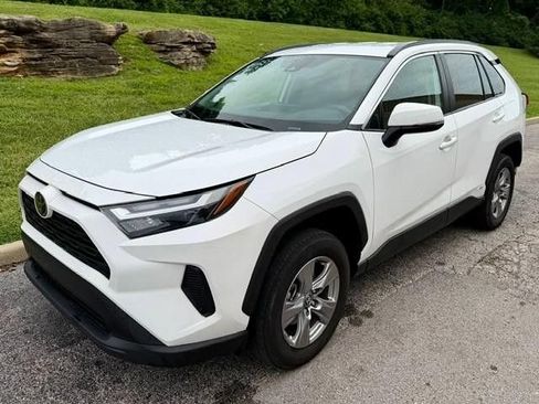 Used 2025 Toyota RAV4 XLE AWD/4WD image 2