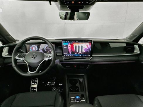 Used 2025 Volkswagen Tiguan SE R-Line FWD image 4