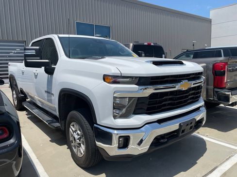 Used 2025 Chevrolet Silverado 2500 LT w/ Convenience Package AWD/4WD image 3