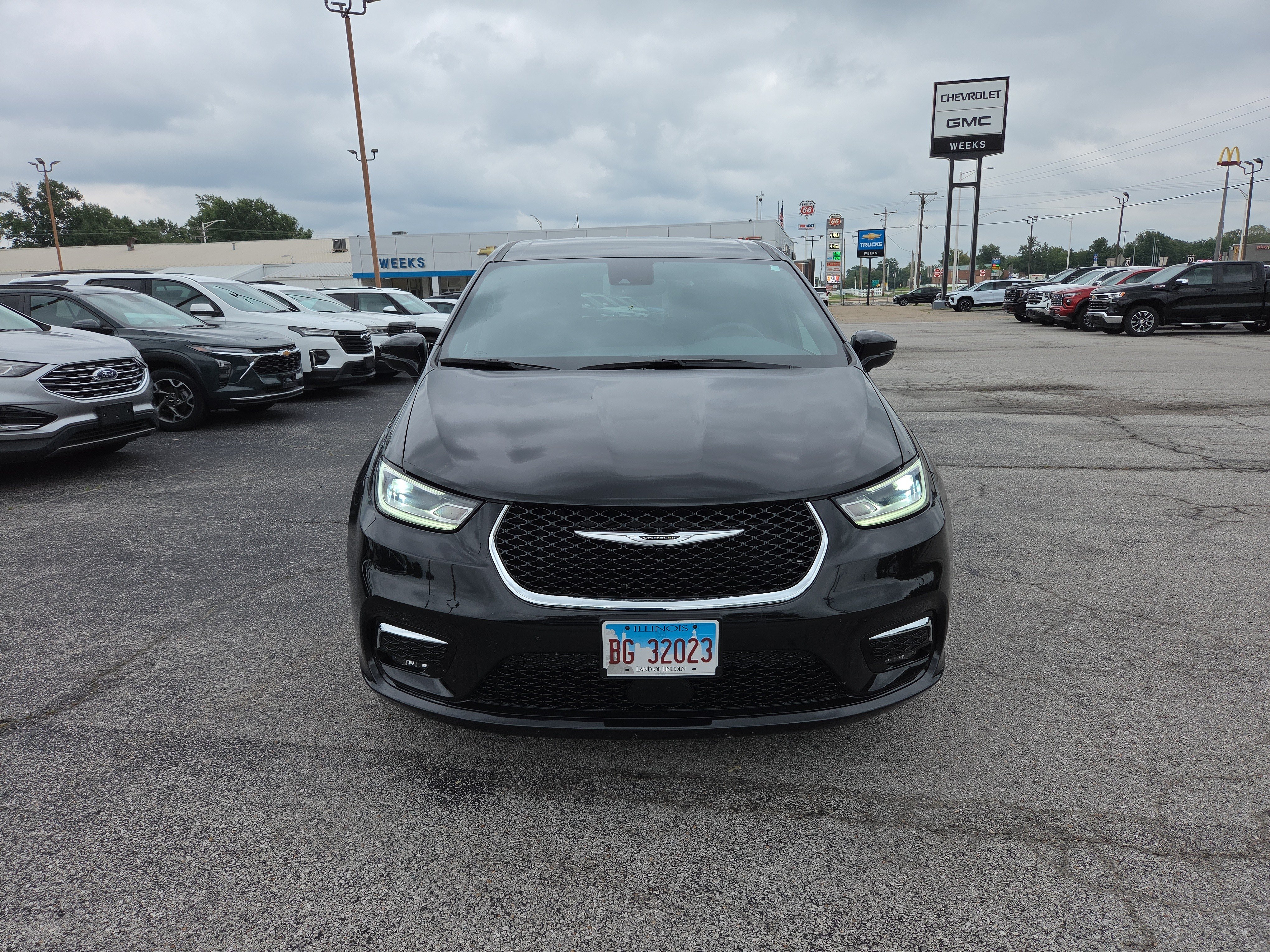 Used 2026 Chrysler Pacifica Select FWD image 2