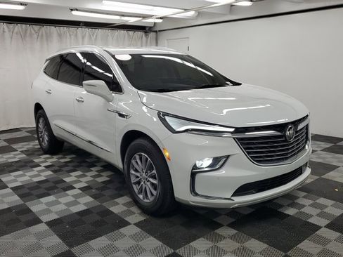 Used 2024 Buick Enclave Essence w/ Technology Package image 1