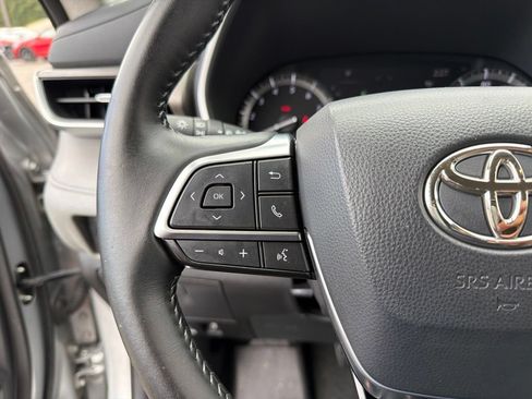 Used 2020 Toyota Highlander XLE FWD image 16