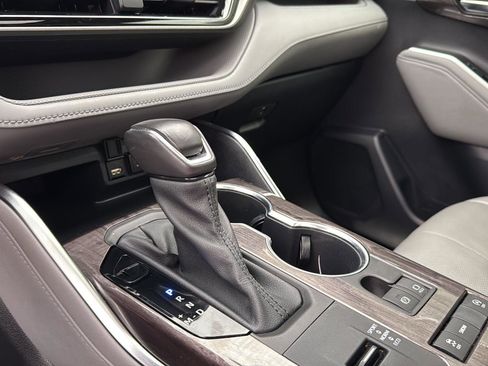 Used 2021 Toyota Highlander Limited image 25