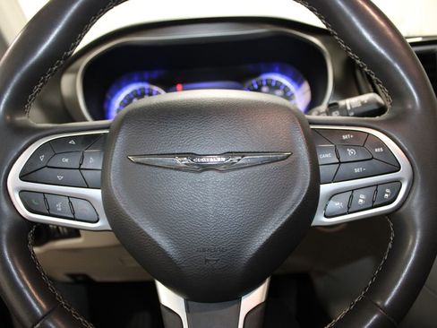 Used 2023 Chrysler Pacifica Touring-L FWD image 43