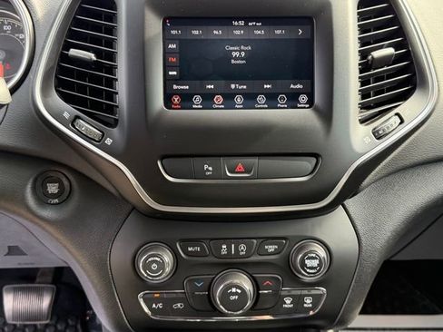 Used 2019 Jeep Cherokee Latitude Plus w/ Cold Weather Group AWD/4WD image 5