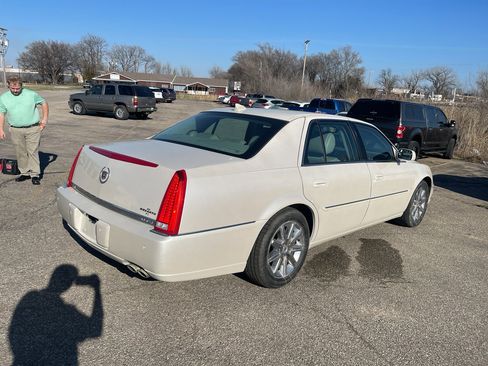 Used 2011 Cadillac DTS Premium image 6