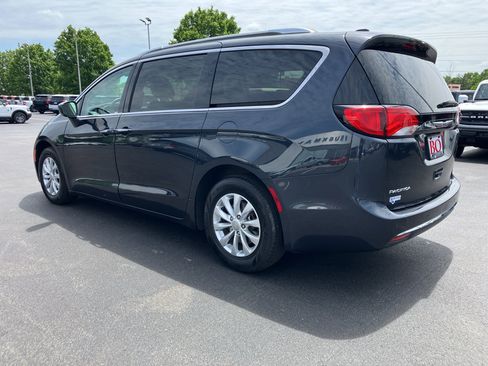 Used 2019 Chrysler Pacifica Touring-L FWD image 4