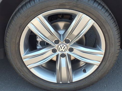 Used 2021 Volkswagen Tiguan SEL FWD image 11