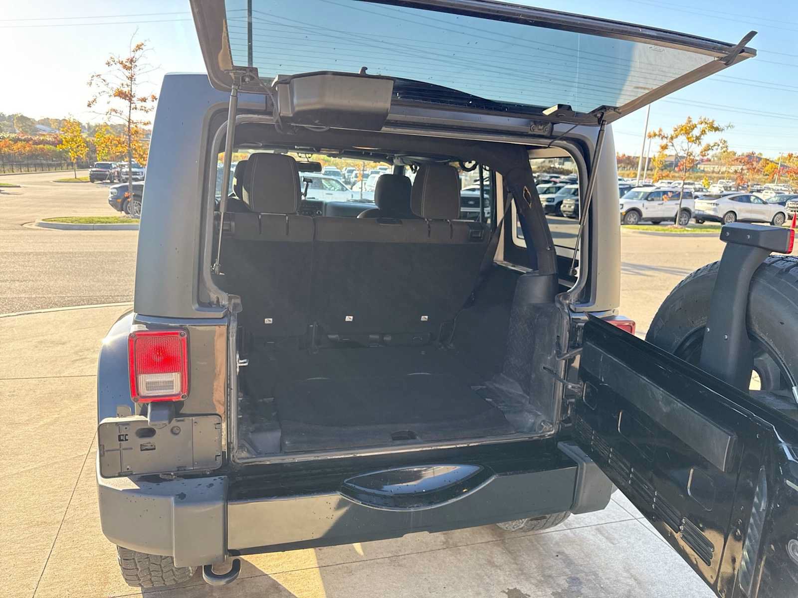 Used 2018 Jeep Wrangler Unlimited Sahara w/ Connectivity Group AWD/4WD image 32