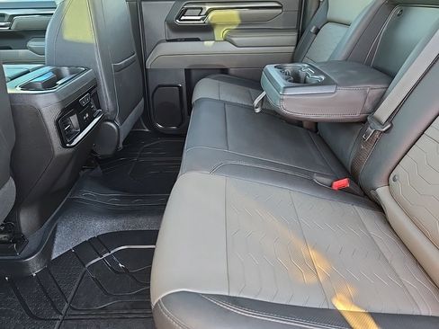 Used 2024 Chevrolet Silverado 2500 ZR2 w/ Technology Package image 32