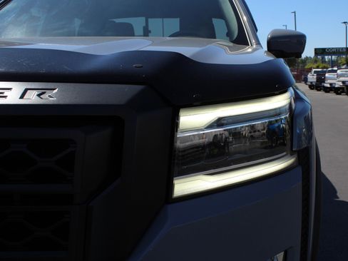 Used 2023 Nissan Frontier PRO-4X image 11