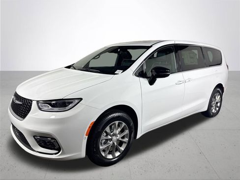 New 2026 Chrysler Pacifica Limited image 2
