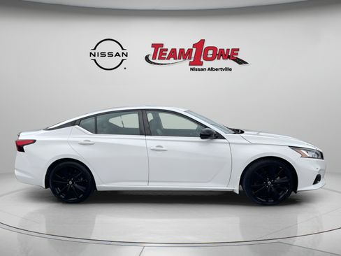 Used 2022 Nissan Altima 2.5 SR w/ Midnight Edition Package FWD image 9