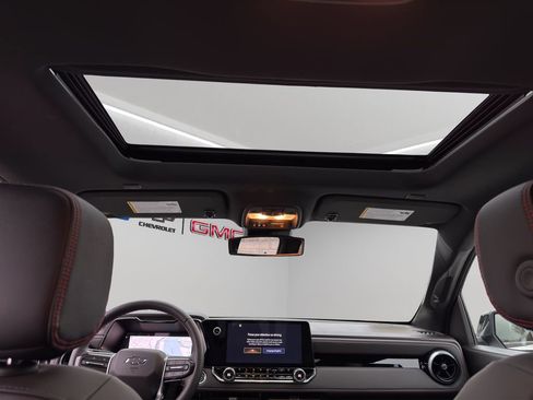 Used 2025 Chevrolet Colorado Z71 w/ Technology Package image 18