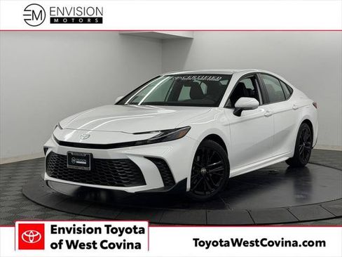 Used 2026 Toyota Camry SE FWD image 1