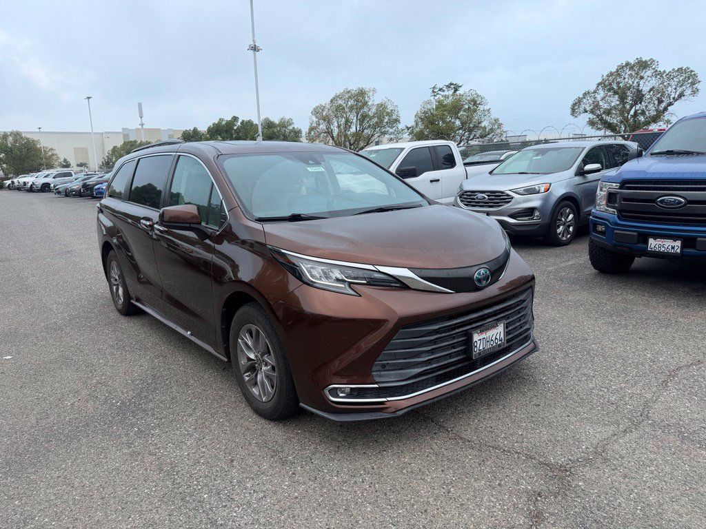 Used 2022 Toyota Sienna XLE w/ XLE Plus Package FWD image 2