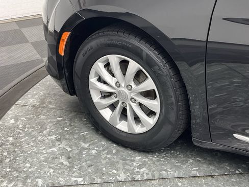Used 2019 Chrysler Pacifica Touring-L FWD image 31