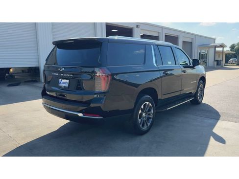 Used 2025 Chevrolet Suburban LS RWD image 8