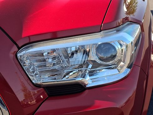 Used 2019 Toyota Tacoma SR5 AWD/4WD image 9