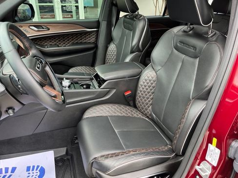 Used 2025 Jeep Grand Cherokee Summit AWD/4WD image 5