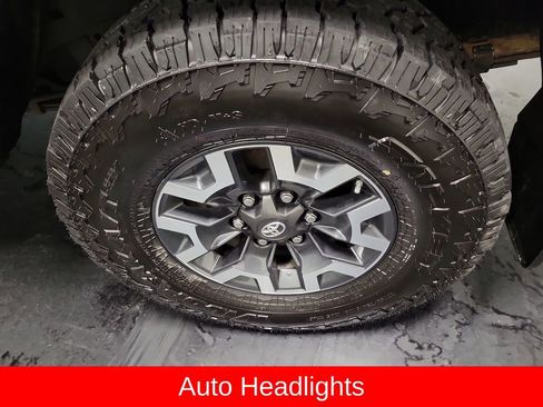 Used 2016 Toyota Tacoma TRD Off-Road w/ Premium & Technology Package image 10