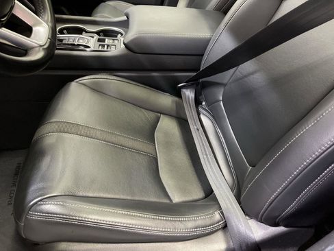 Used 2023 Honda Pilot Touring image 11