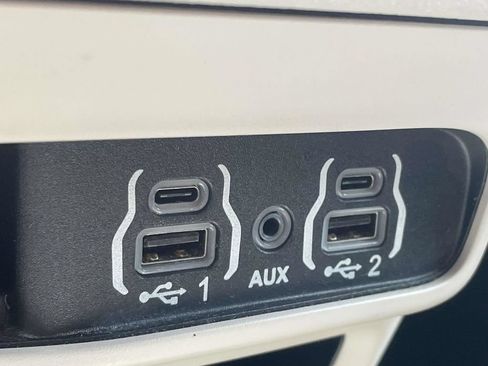 Certified 2023 Chrysler Pacifica Touring-L FWD image 40