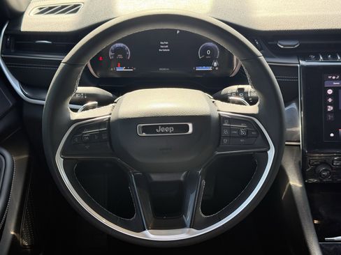 Used 2023 Jeep Grand Cherokee L Laredo image 16