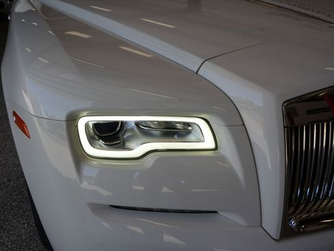 Used 2017 Rolls-Royce Dawn image 33