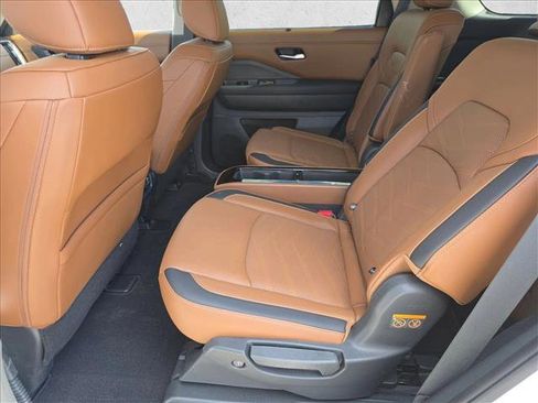Used 2025 Nissan Pathfinder Platinum image 14