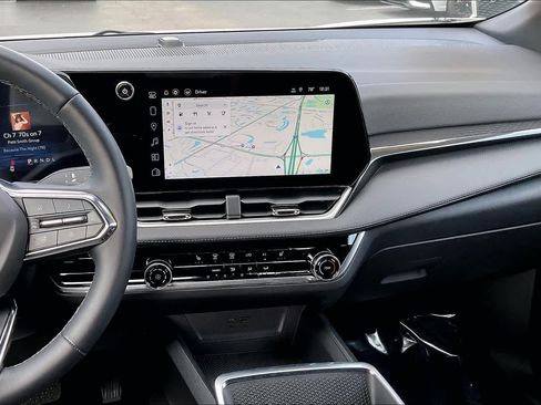 Used 2025 Chevrolet Equinox LT w/ Safety and Technology Package image 6