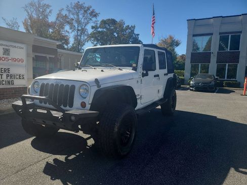 Used 2013 Jeep Wrangler Unlimited Sport image 3
