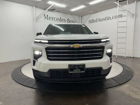 Used 2025 Chevrolet Traverse LT w/ Sun and Wheel Package FWD image 2