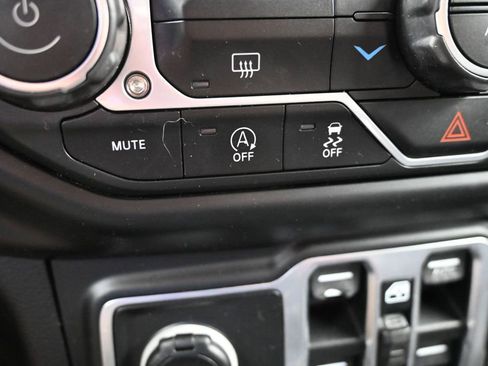 Used 2018 Jeep Wrangler Unlimited Sahara AWD/4WD image 19