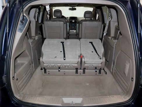 Used 2013 Chrysler Town & Country Touring-L image 14