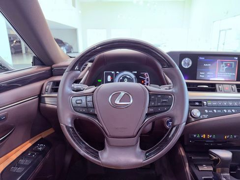 Certified 2021 Lexus ES 300h w/ Premium Package image 17