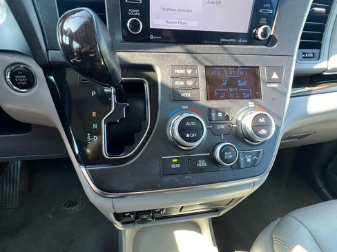 Used 2019 Toyota Sienna XLE FWD image 18