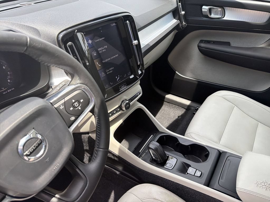 Used 2020 Volvo XC40 T5 Momentum w/ Protection Package Premier AWD/4WD image 24