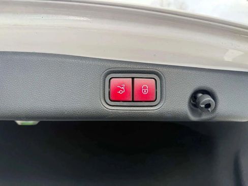 Used 2017 Mercedes-Benz E 300 4MATIC image 16