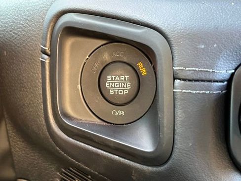 Used 2025 Jeep Wrangler Unlimited Rubicon 4xe w/ Convenience Group AWD/4WD image 17