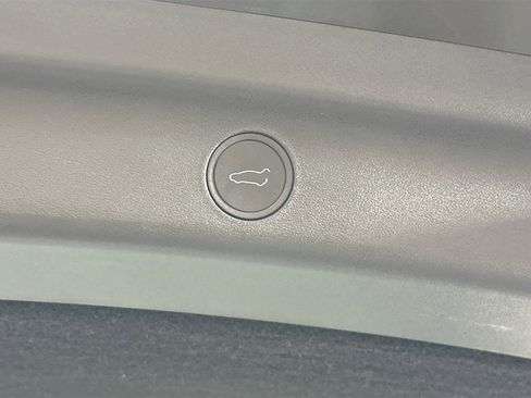 Used 2022 Tesla Model Y Long Range AWD/4WD image 30